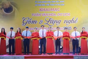 Các đại biểu cắt băng khai mạc Tuần văn hoá, du lịch Gốm và Làng nghề truyền thống.