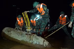 Lực lượng chức năng trục vớt quả bom trong đêm.