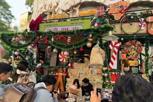 Mô hình "di sản xuống phố” do UBND phường Ba Đình triển khai thu hút đông đảo giới trẻ.