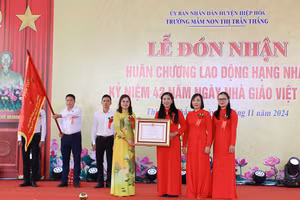 Thừa ủy quyền của Chủ tịch nước, Phó Chủ tịch Thường trực HĐND tỉnh Bắc Giang - Lâm Thị Hương Thành trao Huân chương Lao động hạng Nhất cho Trường Mầm non Thị trấn Thắng.