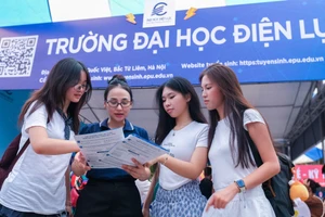 Cán bộ tư vấn tuyển sinh chia sẻ với thí sinh.