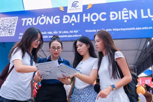 Cán bộ tư vấn tuyển sinh chia sẻ với thí sinh.