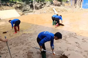 Sinh viên Trường Đại học Điện Lực dọn dẹp, hỗ trợ người dân khắc phục hậu quả sau mưa lũ.