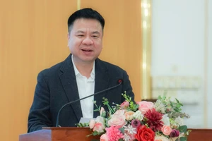 Nhà báo Triệu Ngọc Lâm, Tổng Biên tập Báo Giáo dục và Thời đại, chia sẻ tại hội thảo.