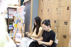 Sinh viên trải nghiệm các sản phẩm của bộ sưu tập Art.