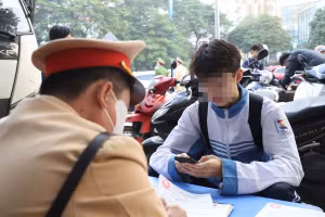 Cảnh sát giao thông xử lý trường hợp học sinh vi phạm.