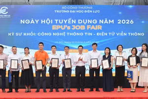 Lãnh đạo EPU tri ân doanh nghiệp tham gia ngày hội tuyển dụng.