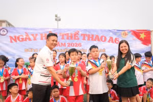 Đại diện nhà trường, phụ huynh trao khen thưởng cho các đội. 