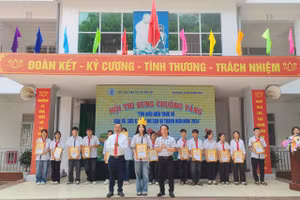 Ban tổ chức hội thi trao giải cho các em học sinh.