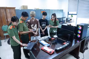 Lực lượng công an khai thác dữ liệu điện tử trên các thiết bị của ổ nhóm.