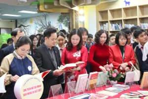 Đại biểu cùng đông đảo các em học sinh thăm quan, đọc sách tại phòng trưng bày.