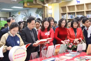 Đại biểu cùng đông đảo các em học sinh thăm quan, đọc sách tại phòng trưng bày.