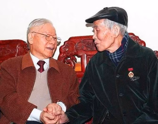 Tổng Bí thư Nguyễn Phú Trọng ân cần thăm hỏi sức khỏe ông Nguyễn Trung Lựu, cán bộ tiền khởi nghĩa, phường Ba Hàng (TP Phổ Yên) 