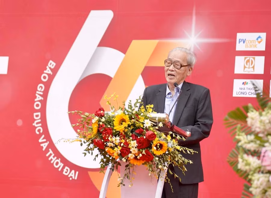 Nguyên Tổng Biên tập Báo Giáo dục và Thời đại Nguyễn Ngọc Chụ phát biểu.