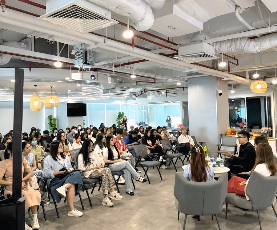 Hình ảnh ông Trần Thái Hòa tại sự kiện chia sẻ thông tin du học của ISL Education.