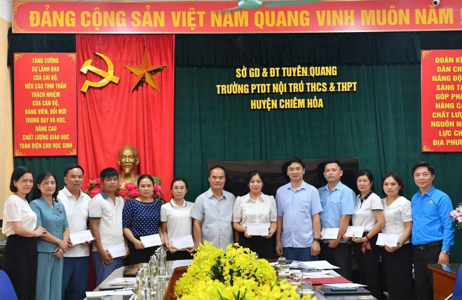 Lãnh đạo tỉnh Tuyên Quang lãnh đạo Sở GD&ĐT, Công đoàn ngành Giáo dục thăm và hỗ trợ trường PTDT nội trú THCS&THPT huyện Chiêm Hoá.