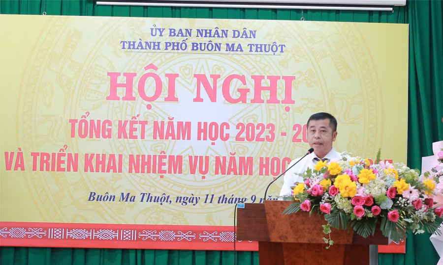 Ông Nguyễn Hữu Luật - Trưởng Phòng GD&ĐT TP Buôn Ma Thuột triển khai nhiệm vụ năm học 2024-2025. (Ảnh: Thành Tâm)