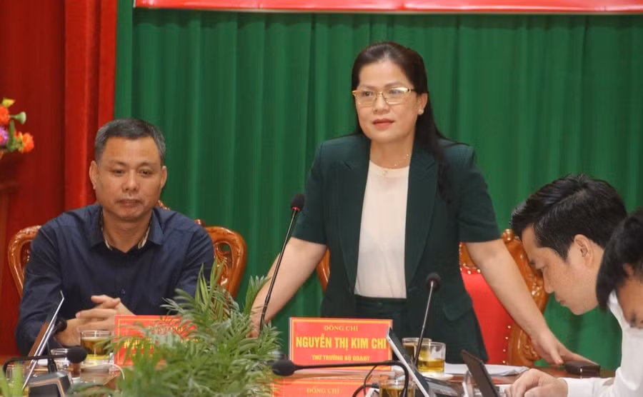 Thứ trưởng Bộ GD&ĐT Nguyễn Thị Kim Chi phát biểu.