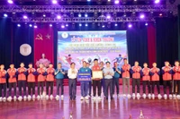 Ông Đầu Thanh Tùng (áo trắng) - Phó Chủ tịch UBND tỉnh Thanh Hóa tặng Bằng khen của Chủ tịch UBND tỉnh và tiền thưởng cho tập thể đội bóng và các vận động viên thuộc Trường ĐH VH, TT & DL Thanh Hóa.