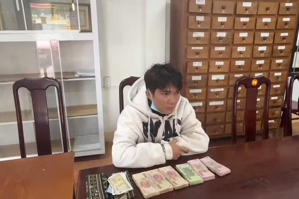 Phan Đình Tư cùng tang vật tại cơ quan Công an. (Ảnh: S.Đ)