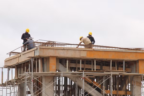 Đơn vị thi công khẩn trương triển khai các hạng mục, bảo đảm tiến độ. (Ảnh: Thế Hùng)