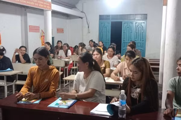 Lớp học nghề chăn nuôi được tổ chức vào buổi tối tại hội trường buôn. (Ảnh: TH)