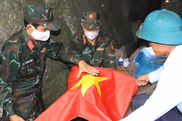 Đưa hài cốt liệt sĩ trở về với đất mẹ (Ảnh: Thế Hùng)