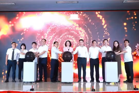 Đại biểu thực hiện nghi thức ra mắt mô hình thí điểm Nhà văn hóa - Khu thể thao tại xã Phú Xuyên.