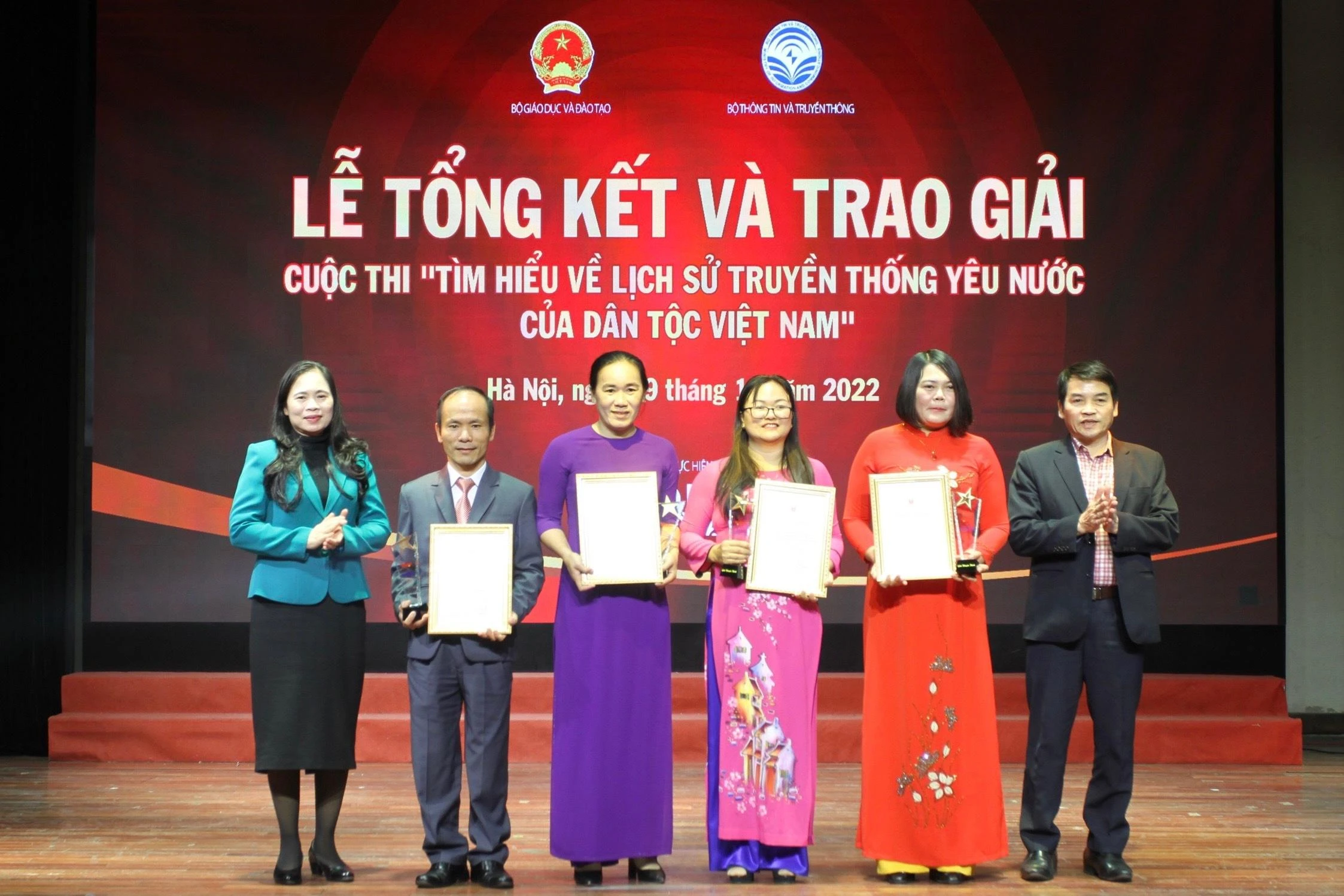 Bà Nguyễn Thị Bích Hợp - Phó Chủ tịch Công đoàn Giáo dục Việt Nam và ông Phạm Tuấn Anh - Phó Cục trưởng Cục Nhà giáo và Cán bộ quản lý giáo dục, Bộ GD&amp;ĐT, trao bằng khen cho tác giả đạt giải Khuyến khích.