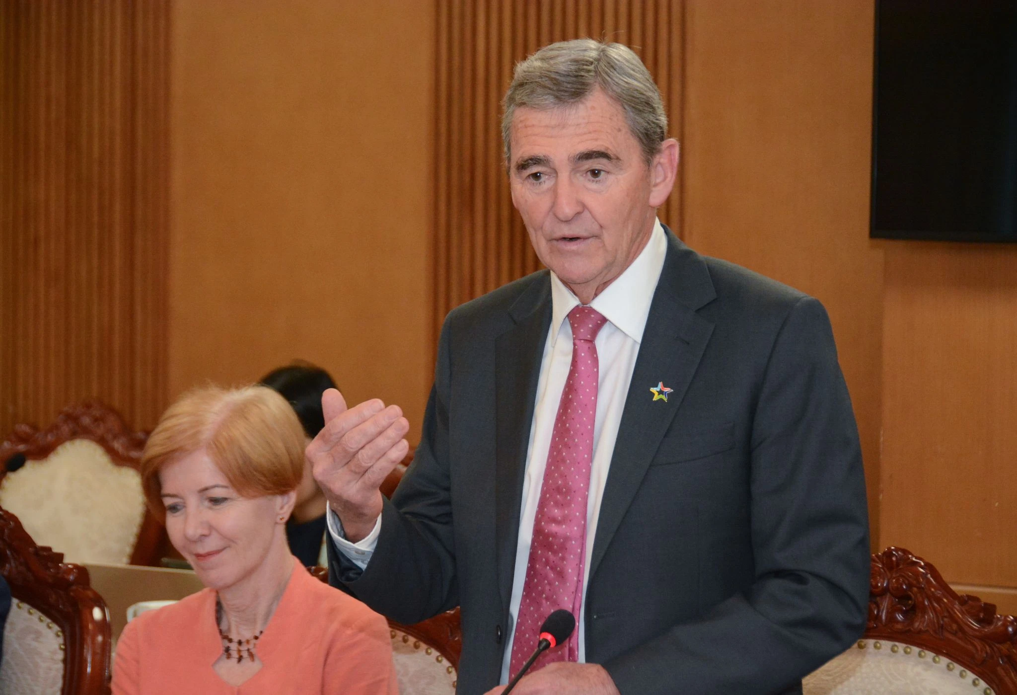 Ông John Brumby AO, Trưởng phái đoàn, trao đổi thông tin tại buổi làm việc.