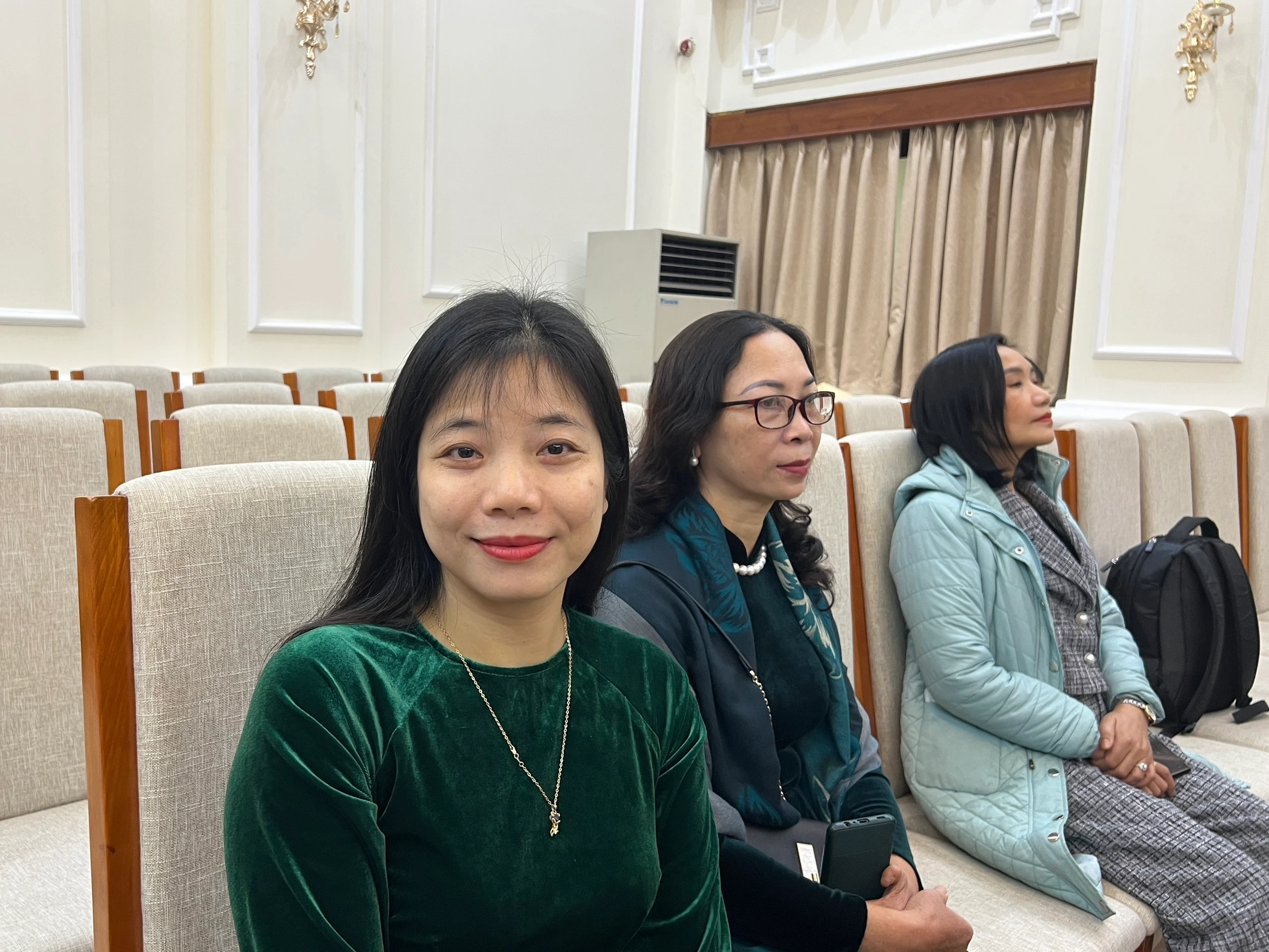 Chị Nguyễn Minh Tân (ngoài cùng bên trái) có mặt tại lễ tuyên dương sáng ngày 26/12.