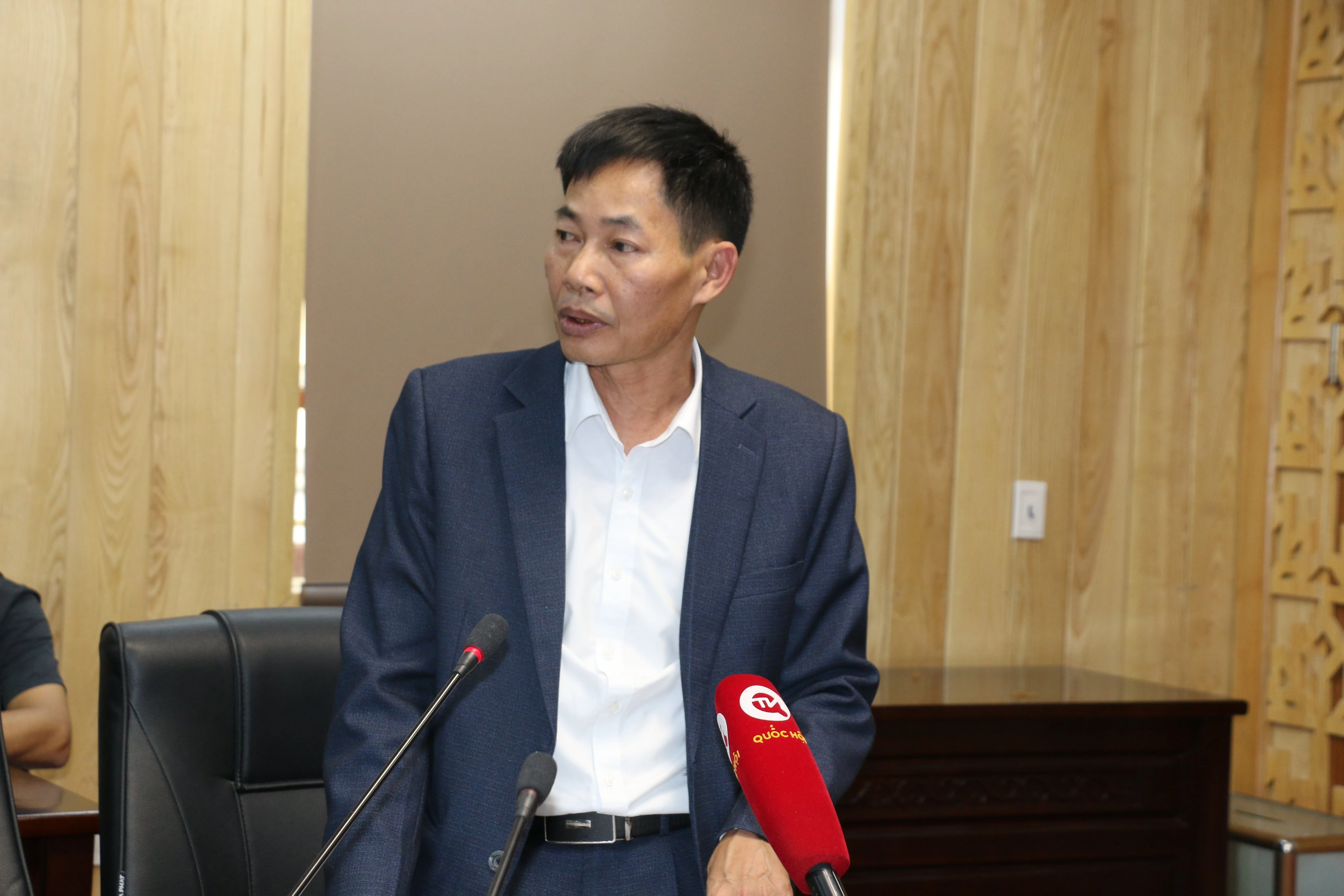 Trưởng phòng GD&amp;ĐT huyện Tiên Lữ, Trần Đăng Tiến, phát biểu tại buổi làm việc.