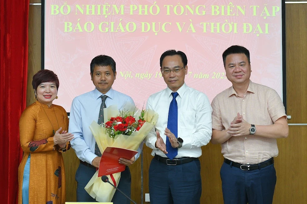 Thứ trưởng Hoàng Minh Sơn chụp ảnh lưu niệm cùng Ban Biên tập Báo Giáo dục và Thời đại. (Ảnh: Thế Đại) Thứ trưởng Hoàng Minh Sơn chụp ảnh lưu niệm cùng Ban Biên tập Báo Giáo dục và Thời đại. (Ảnh: Thế Đại)