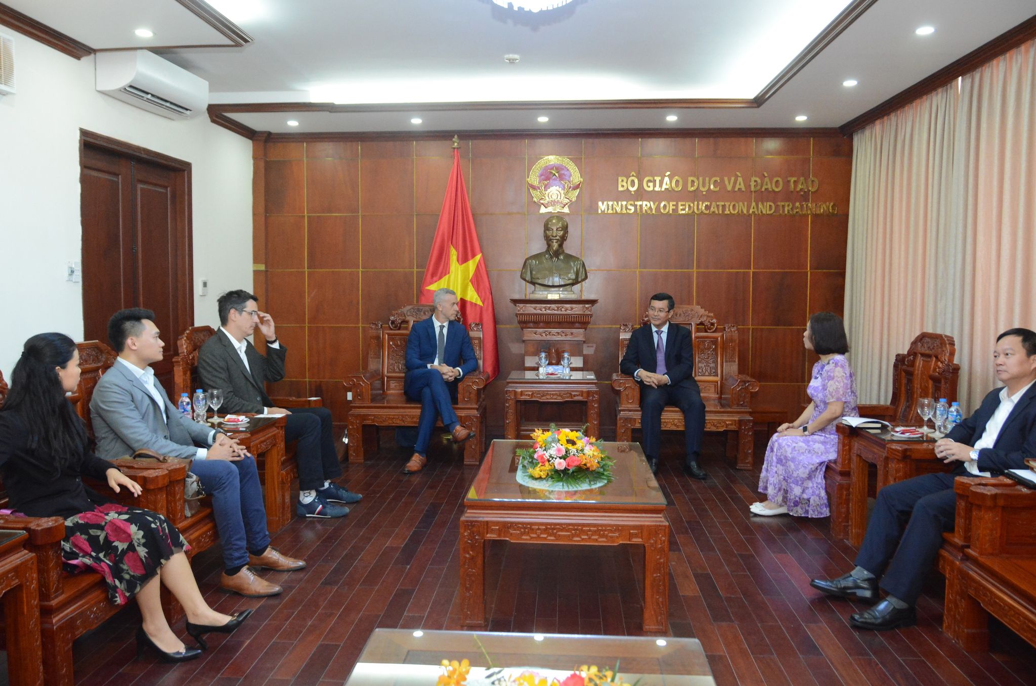 Quang cảnh buổi làm việc. Quang cảnh buổi làm việc.