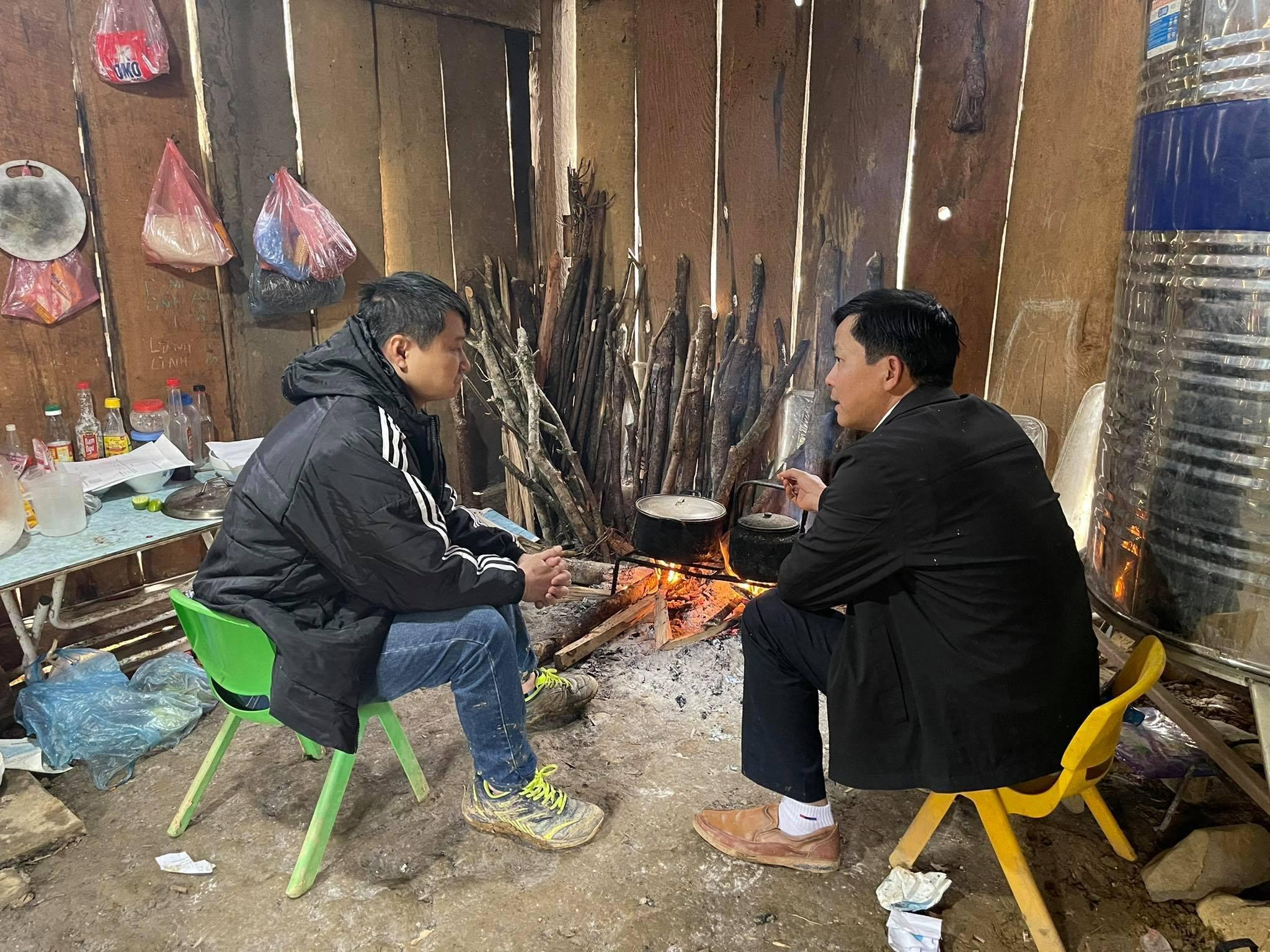 Nhà báo Nguyễn Văn Ba trò chuyện cùng nhân vật trong tác phẩm "Người gieo chữ kiên cường". Nhà báo Nguyễn Văn Ba trò chuyện cùng nhân vật trong tác phẩm "Người gieo chữ kiên cường".