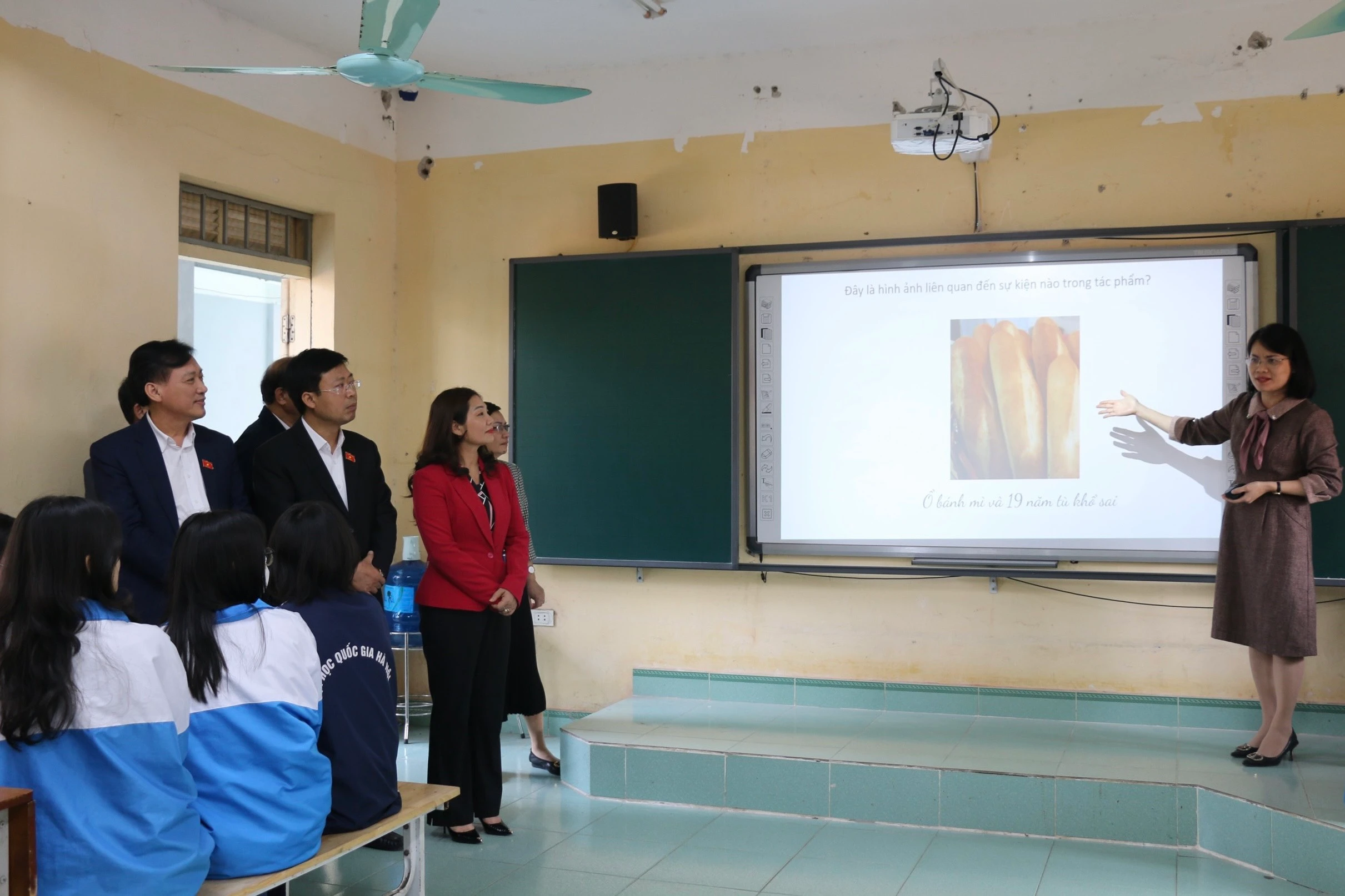 Đoàn giám sát tham quan lớp học tại Trường THPT Chuyên Hưng Yên.