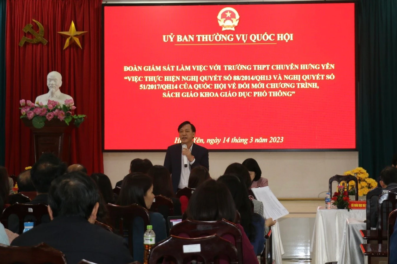 Quang cảnh buổi làm việc.