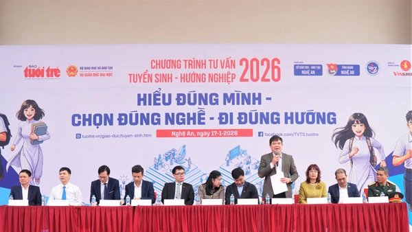 Ban tư vấn trực tiếp giải đáp thắc mắc của học sinh. Ảnh: Hồ Lài