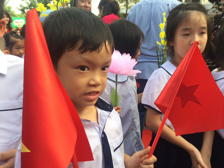 Quân thích thú với là cờ Tổ quốc trên tay