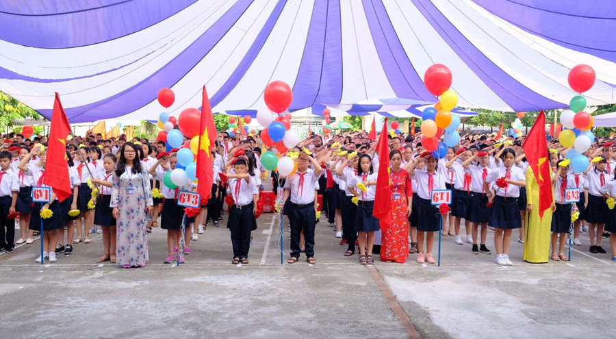 Gần 2 triệu học sinh Hà Nội tưng bừng khai giảng năm học mới