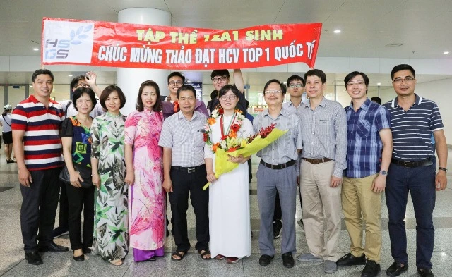 Thầy trò Trường THPT Chuyên KHTN chúc mừng thành tích của Thảo