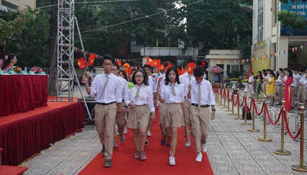 Học sinh lớp 10 rộn ràng trong lễ diễu hành khai giảng năm học mới Học sinh lớp 10 rộn ràng trong lễ diễu hành khai giảng năm học mới