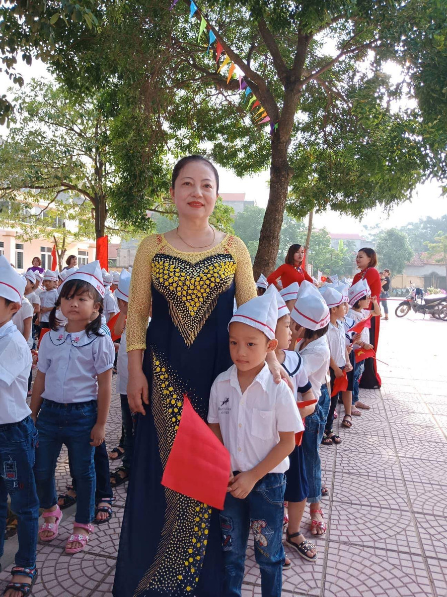 Cô Thu cùng các em học sinh lớp 1 trong ngày khai giảng Cô Thu cùng các em học sinh lớp 1 trong ngày khai giảng