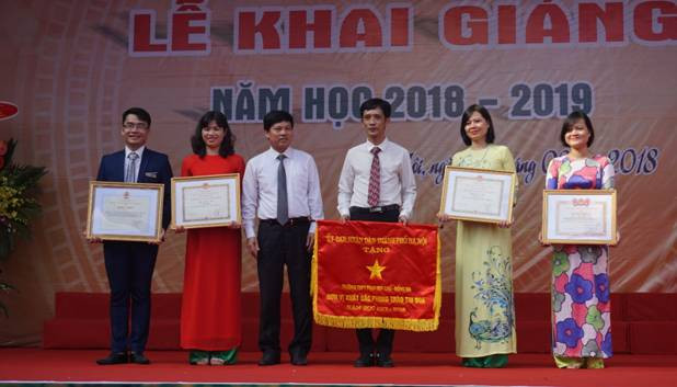 Lãnh đạo UBND Thành phố Hà Nội trao cờ thi đua của Thành phố; Bằng khen cho tập thể, cá nhân cán bộ, giáo viên xuất sắc Lãnh đạo UBND Thành phố Hà Nội trao cờ thi đua của Thành phố; Bằng khen cho tập thể, cá nhân cán bộ, giáo viên xuất sắc