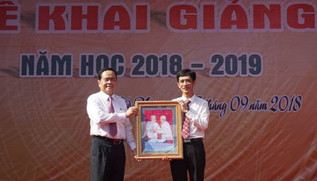 Ông Trần Thanh Mẫn tặng bức ảnh Bác Hồ cho nhà trường Ông Trần Thanh Mẫn tặng bức ảnh Bác Hồ cho nhà trường