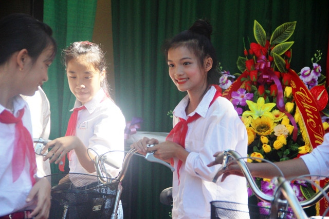 Niềm vui của học sinh khi được nhận xe đạp vào ngày khai giảng.