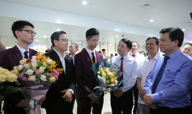 Thứ trưởng Bộ GD&ĐT Nguyễn Hữu Độ chúc mừng thành tích của đội tuyển Olympic Toán quốc tế Thứ trưởng Bộ GD&ĐT Nguyễn Hữu Độ chúc mừng thành tích của đội tuyển Olympic Toán quốc tế