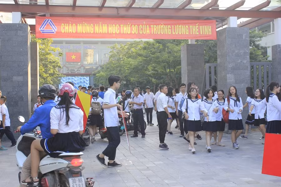 Ngay từ sáng sớm học sinh đã có mặt tại cổng trường