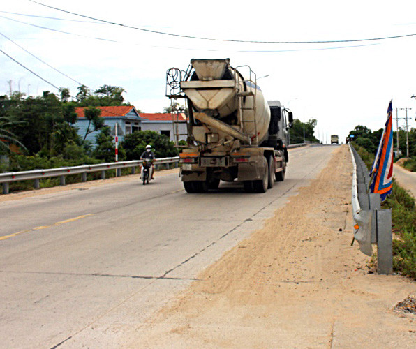 Đoạn bên kia cầu (trái) cạnh QL1A, cũng có dải cát dài gây nguy hiểm cho các phương tiện Đoạn bên kia cầu (trái) cạnh QL1A, cũng có dải cát dài gây nguy hiểm cho các phương tiện