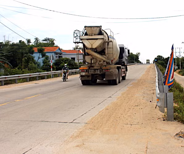 Đoạn bên kia cầu (trái) cạnh QL1A, cũng có dải cát dài gây nguy hiểm cho các phương tiện